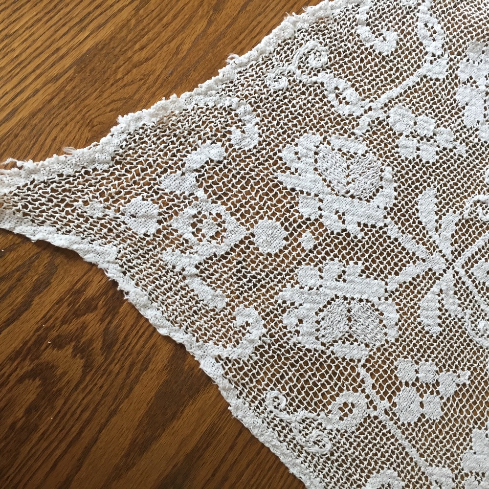 ANTIQUE FILET CROCHET TABLE LINEN 36"X40" - Picture 6 of 6